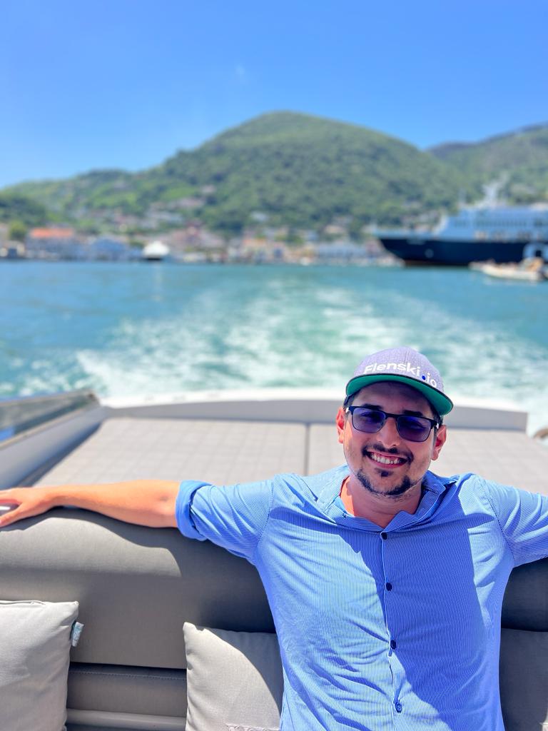 Tommy Seewald auf einem Boot vor der italienischen Küste